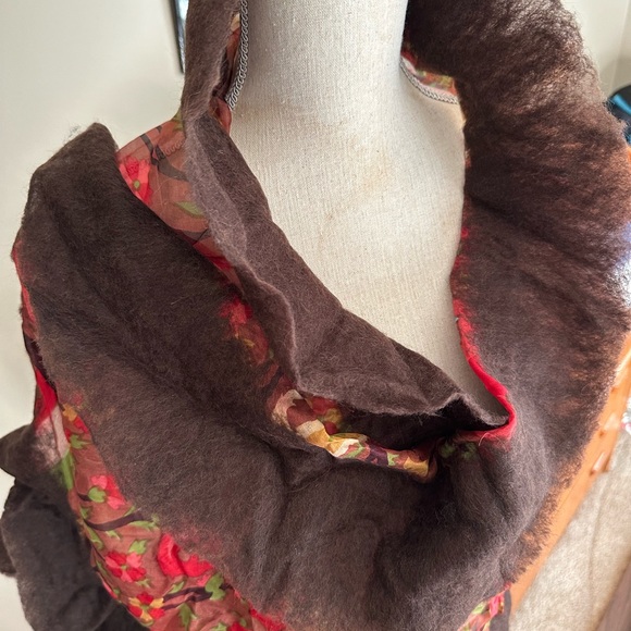 Beautiful Silk and Felt wrap, scarf, brown and red, like new - Picture 4 of 10